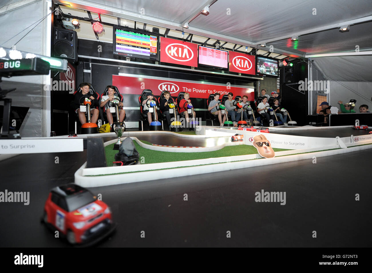 Cricket - NatWest International T20 - Inghilterra / Sri Lanka - Kia Oval. Giovani fan che giocano a un titolo di corse automobilistiche di tipo scalestrico al Kia Oval Foto Stock