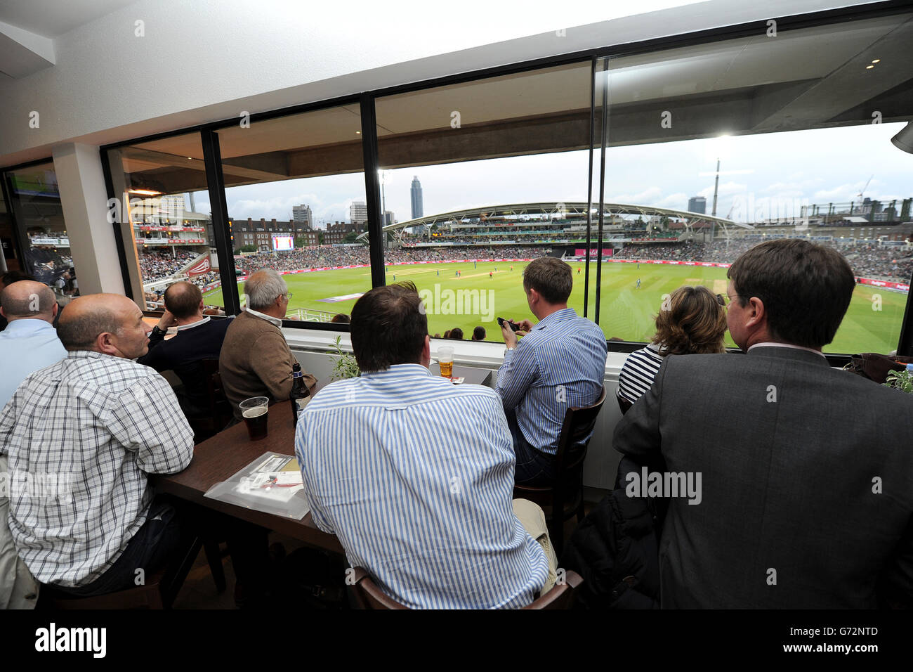 L'azione può essere vista attraverso le finestre di uno Delle suite di ospitalità del Kia Oval come spettatori godetevi il cibo e le bevande in offerta Foto Stock