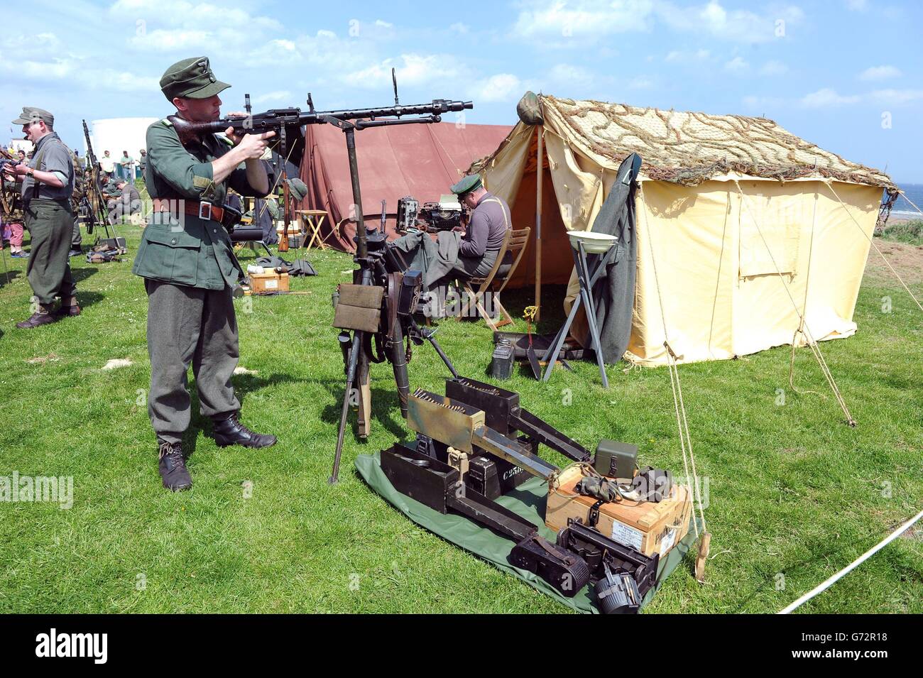 I soldati di re-enactment alla batteria di Blyth in Northumberland per la BATTERIA DI BLYTH VA ALLA GUERRA, il fine settimana di re-enactment del 1940. Foto Stock