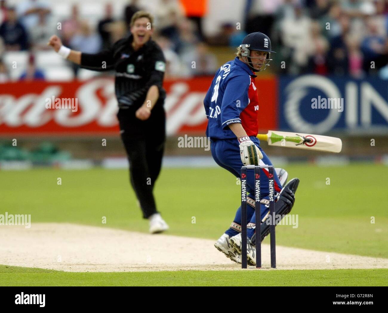 Anthony McGrath (a destra), l'Inghilterra, ha un'uscita dal Jacob Oram della Nuova Zelanda e viene catturato per il 12 durante la sua partita internazionale di giorno-notte della NatWest Series al Riverside, Chester-le-Street, County Durham Foto Stock