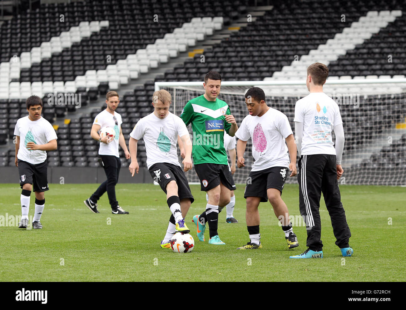 Calcio - Charity All Star Match - Fulham v Sealand - Craven Cottage. Azione della partita tra i distintivi Fulham e la squadra Corinthian casual Foto Stock