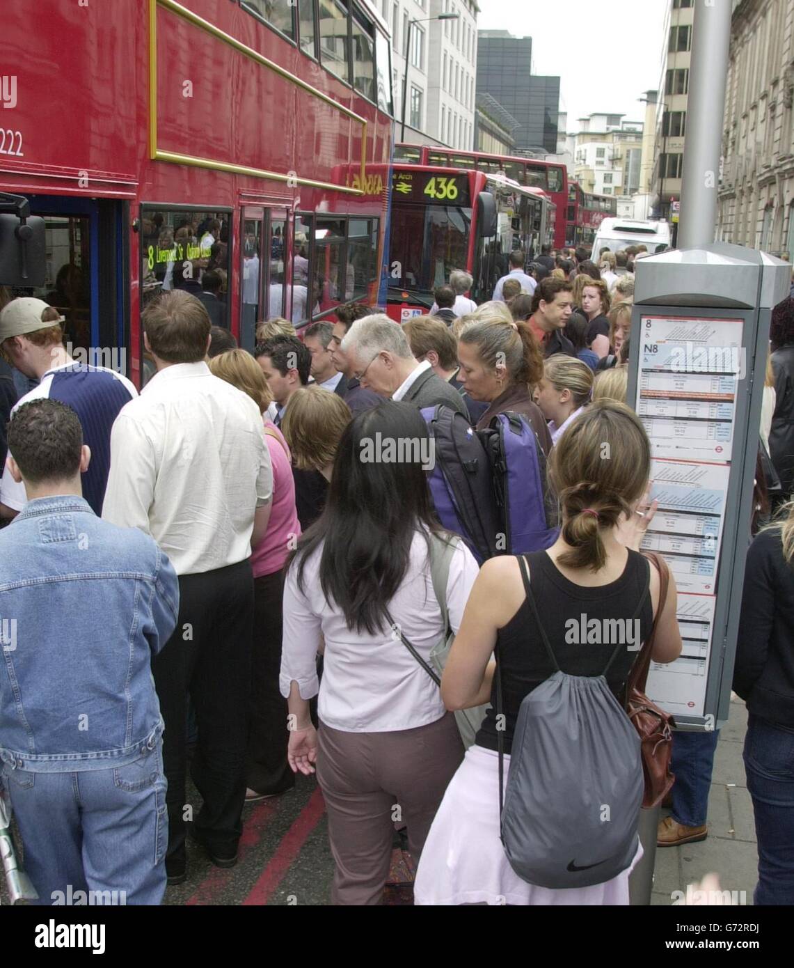 Coda di passeggeri per autobus durante lo sciopero Foto Stock