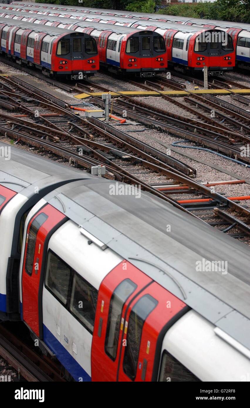 Un treno (in primo piano) ritorna dall'essere pulito mentre altri si siedono in un deposito a Morden, come uno sciopero di 24 ore da migliaia di lavoratori della metropolitana di Londra ha portato il caos di viaggio nella capitale. Molte linee della metropolitana erano completamente ferme durante l'ora di punta della mattina, costringendo migliaia di persone a guidare o addirittura a camminare per lavorare. Foto Stock