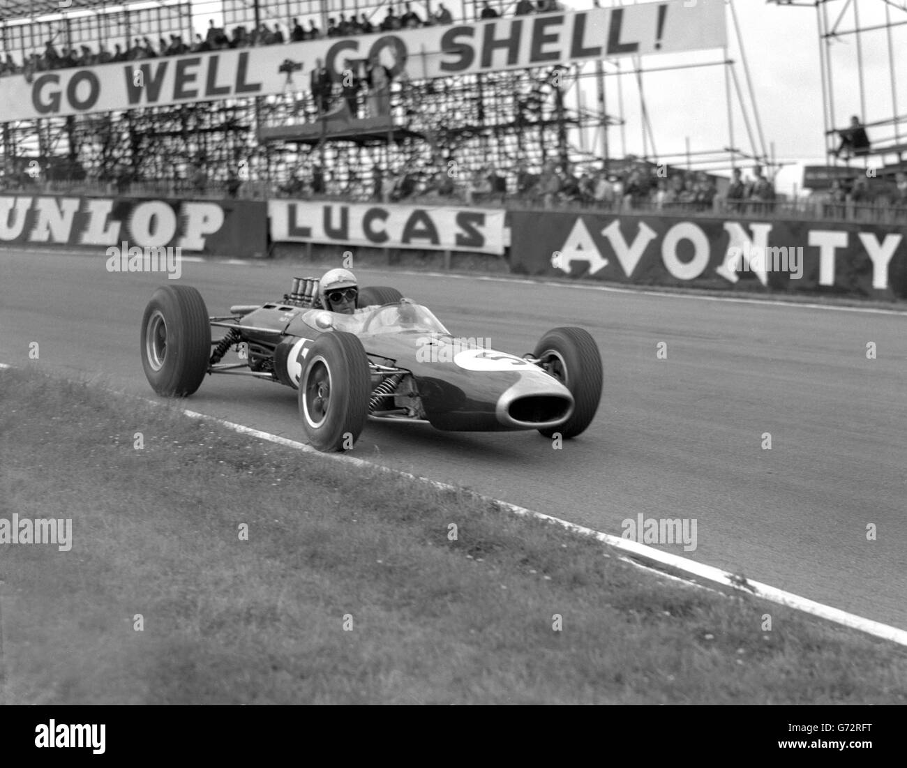 L'australiano Jack Brabham nella sua vettura Brabham-Climax sulla sua strada per arrivare al 4° posto nel Gran Premio d'Europa e di Gran Bretagna. Foto Stock