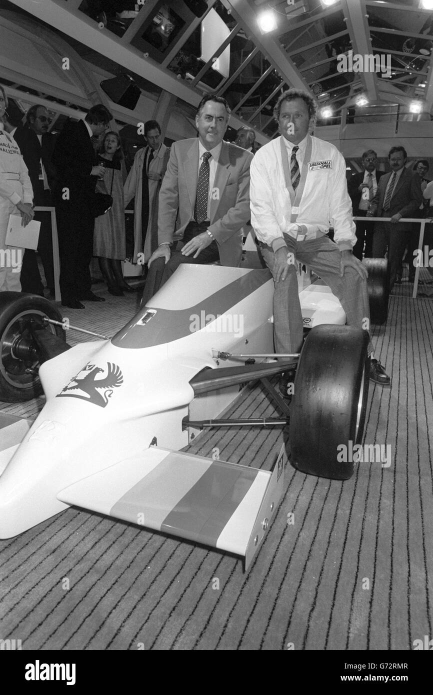 Sir Jack Brabham ed ex pilota della Germania Ovest Jochen Mass lanciano una nuova monoposto da due litri - la Vauxhall/Lotus, che permetterà ai giovani piloti di iniziare lo sport, al Motorfair '87 a London Earls Court. Foto Stock