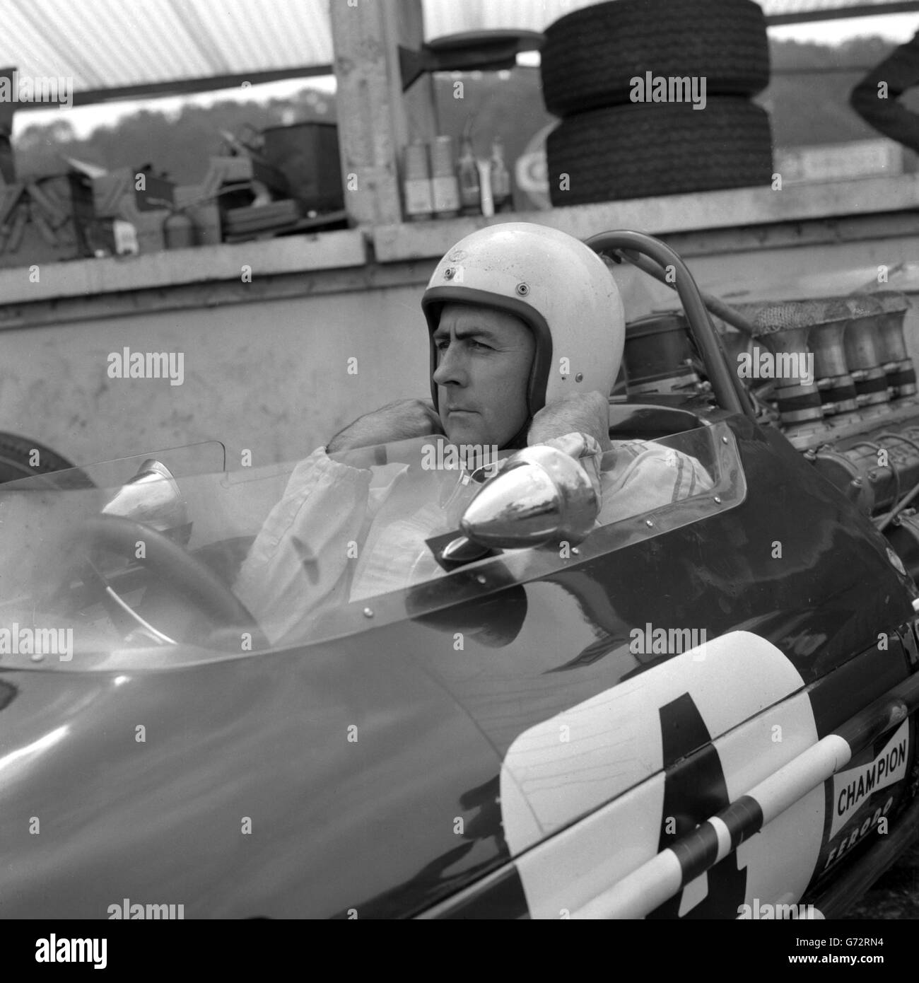 Il tre volte campione del mondo Jack Brabham, australiano, che è in programma di guidare un'auto Brabham-Repco alla riunione di gara automobilistica della Coppa d'Oro Internazionale 1968 al circuito di Oulton Park a Cheshire in agosto. Foto Stock