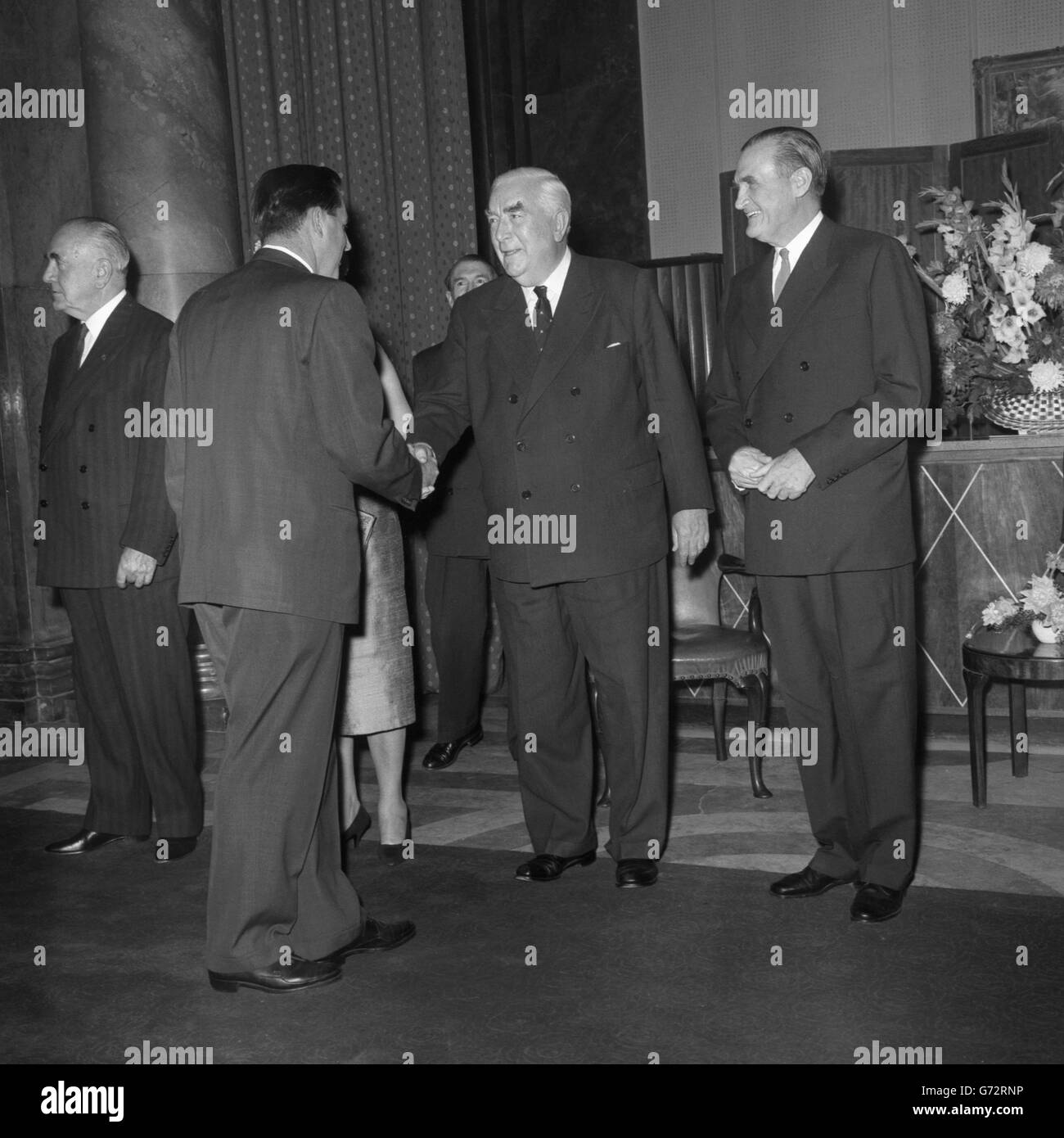 Il primo ministro australiano Robert Menzies (r) saluta Jack Brabham, asso australiano e ex campione del mondo di F1, in un ricevimento presso l'Australia House di Londra. Menzies si trova nel Regno Unito per partecipare alla Conferenza dei primi ministri del Commonwealth della prossima settimana. Foto Stock