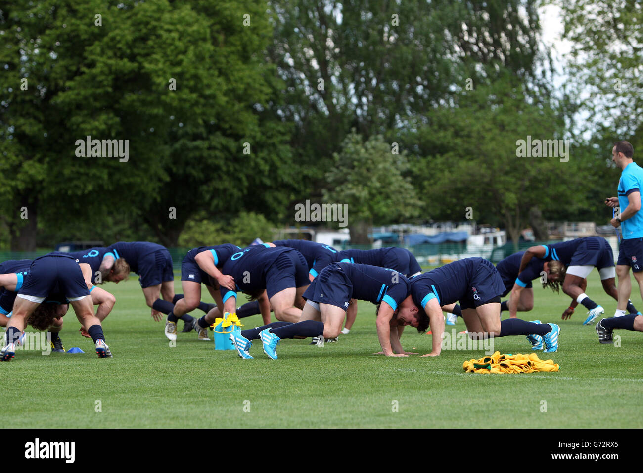 Rugby Union - Inghilterra sessione di formazione - Lensbury Pitch. I giocatori inglesi del rugby Union durante una sessione di allenamento al Lensbury Pitch, Teddington. Foto Stock