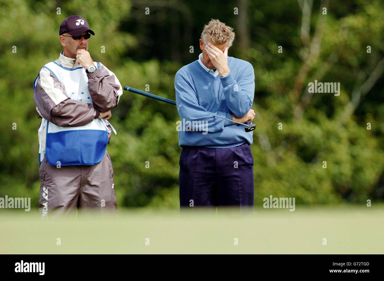 Colin Montgomerie (a destra) con il suo caddy Andy Forsyth, mentre attende di giocare il suo putt girato sull'ottavo verde durante il secondo round dello Smurfit European Open al K Club, Co Kildare, Irlanda Foto Stock