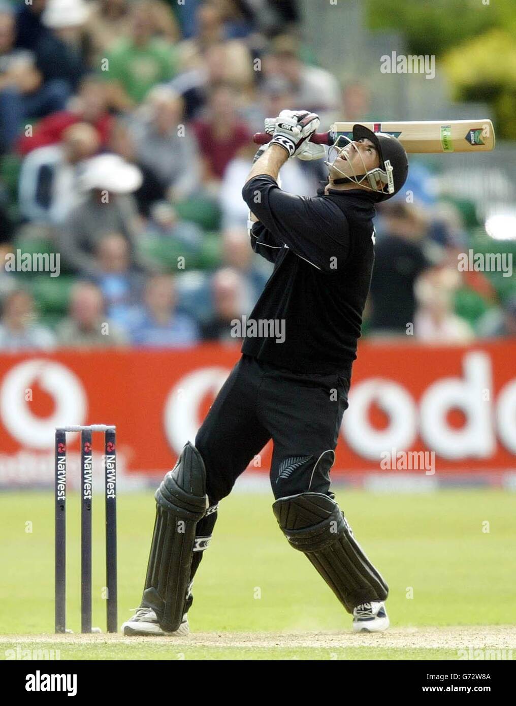 Il capitano della Nuova Zelanda Stephen Fleming cielo una cattura di ritorno al bowler delle Indie Occidentali Dwayne Bravo ed è catturato per 45 nella serie NatWest una giornata internazionale partita a Sophia Gardens, Cardiff Sabato 3 luglio 2004. Foto Stock