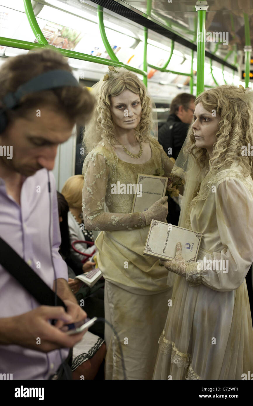 Due di un gruppo di cinque attrici vestite come il personaggio di Charles Dickens Miss Havisham sul tubo, in vista di una proiezione speciale di grandi aspettative che sarà trasmesso questo fine settimana di festa della banca sul canale televisivo UKTV Drama. Foto Stock