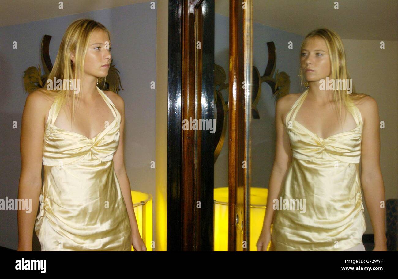 Il campione delle Signore Maria Sharapova arriva al Wimbledon Ball al Savoy Hotel di Londra. Foto Stock