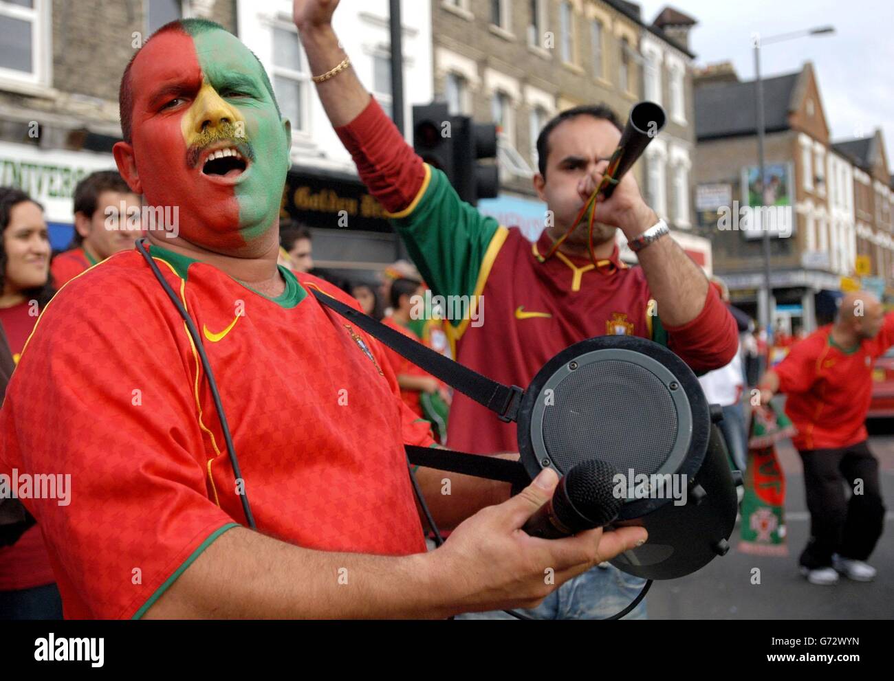 I tifosi portoghesi si riuniscono a Londra in South Lambeth Road per sostenere la loro squadra nazionale nelle finali Euro 2004 di stasera contro la Grecia a Lisbona. Foto Stock