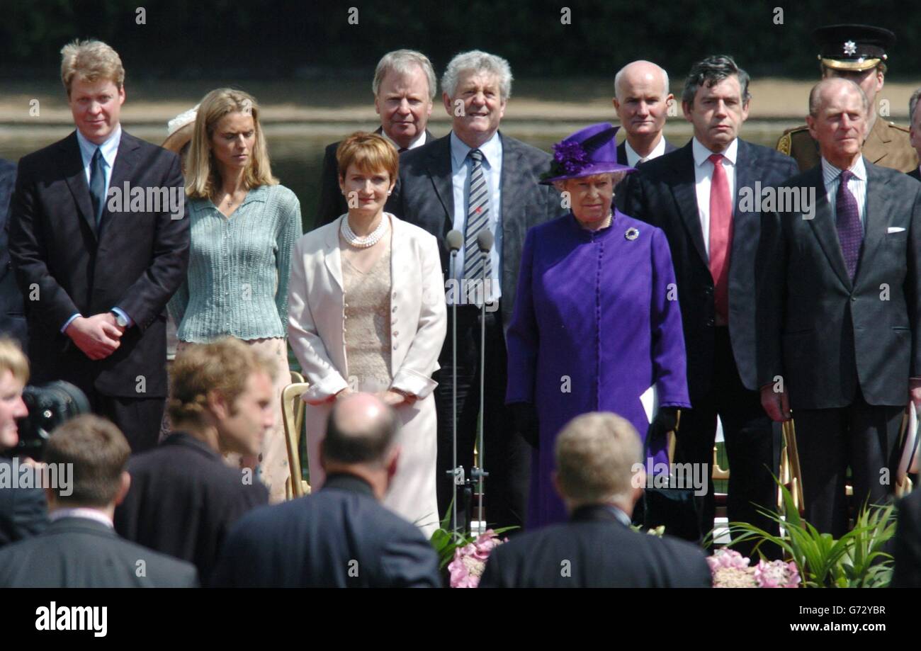 Charles Althorp (da sinistra a destra), Caroline Althorp, Segretario alla Cultura e ai media Tessa Jowell, Regina Elisabetta II, Cancelliere Gordon Brown e Principe Filippo all'apertura di una fontana commemorativa in memoria di Diana, Principessa del Galles a Hyde Park London. La creazione di 3.6 milioni di euro a fianco della serpentina è stata circondata da polemiche, che hanno dovuto far fronte a ritardi e a un eccesso di bilancio entro il 600,000. La principessa morì in un incidente d'auto a Parigi nell'agosto 1997. Foto Stock