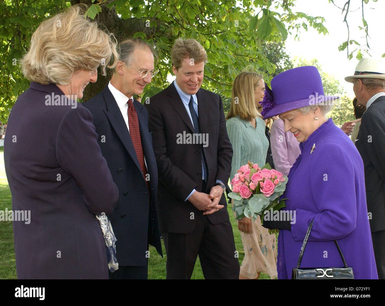La Regina Elisabetta II (a destra) della Gran Bretagna, Charles Althorp (al centro) insieme a Robert e Jane Fellowes all'apertura di una fontana commemorativa in memoria di Diana, Principessa del Galles a Hyde Park Londra. La creazione di 3.6 milioni di euro a fianco della serpentina è stata circondata da polemiche, con ritardi e un bilancio eccessivo entro il 600,000. La principessa morì in un incidente automobilistico a Parigi nell'agosto del 1997. Foto Stock