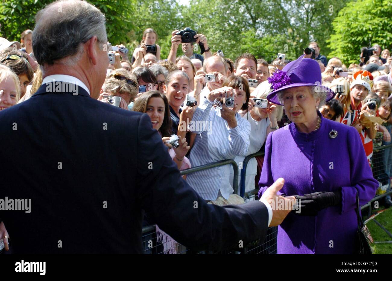 La regina Elisabetta II e suo figlio Principe Carlo (a sinistra) in una passeggiata dopo l'apertura di una fontana commemorativa in memoria di Diana, Principessa del Galles a Hyde Park Londra. La creazione di 3.6 milioni di euro a fianco della serpentina è stata circondata da polemiche, con ritardi e un bilancio eccessivo entro il 600,000. La principessa morì in un incidente automobilistico a Parigi nell'agosto del 1997. Foto Stock