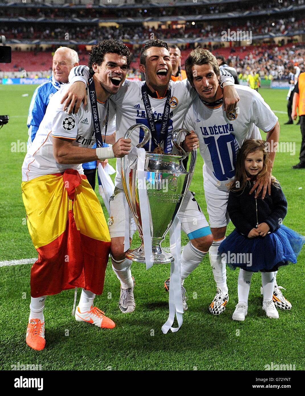 Calcio - UEFA Champions League - finale - Real Madrid / Atletico Madrid -  Estadio da Luz. Marcelo (a sinistra), Cristiano Ronaldo (al centro) e Fabio  Coentrao festeggiano con il trofeo UEFA