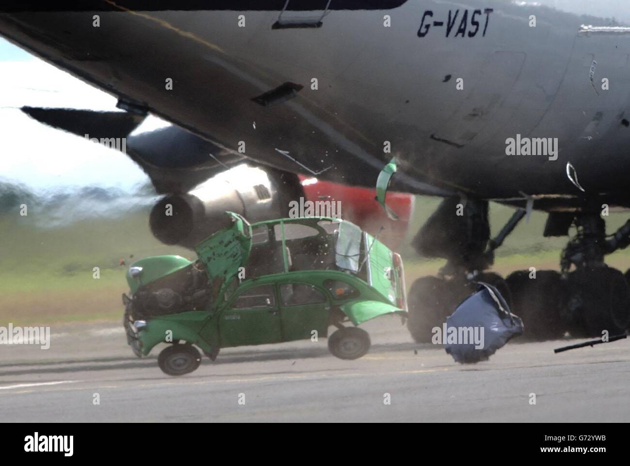 Un'auto Citroen 2CV viene ribaltata e soffiata dal jet wash di un Virgin Atlantic Boeing 747-400 dopo essere stata messa nel jet blast dell'aeromobile da una squadra del programma televisivo della BBC 'Top Gear' all'aeroporto di Prestwick in Scozia. Gli spettatori possono vedere da soli gli effetti completi quando il programma viene trasmesso il 18 luglio e guardare come l'auto è stata fatta saltare più di 100 metri quando i motori degli aeromobili sono stati aperti fino al 99% della potenza di decollo. Foto Stock