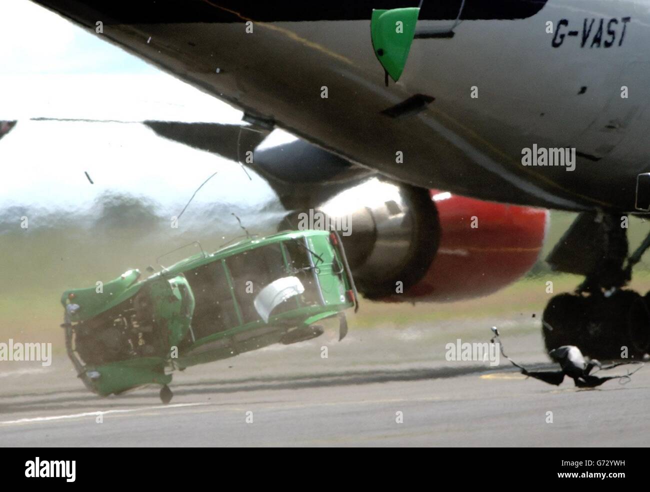 Un'auto Citroen 2CV viene ribaltata e soffiata dal jet wash di un Virgin Atlantic Boeing 747-400 dopo essere stata messa nel jet blast dell'aeromobile da una squadra del programma televisivo della BBC 'Top Gear' all'aeroporto di Prestwick in Scozia. Gli spettatori possono vedere da soli gli effetti completi quando il programma viene trasmesso il 18 luglio e guardare come l'auto è stata fatta saltare più di 100 metri quando i motori degli aeromobili sono stati aperti fino al 99% della potenza di decollo. Foto Stock