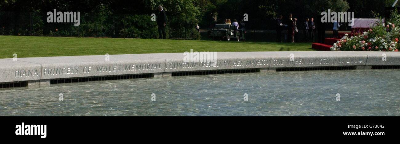 La fontana commemorativa in memoria di Diana, principessa di Galles in Hyde Park Londra. La creazione di 3.6 milioni di euro a fianco della serpentina è stata circondata da polemiche, che hanno dovuto far fronte a ritardi e a un eccesso di bilancio entro il 600,000. La principessa morì in un incidente d'auto a Parigi nell'agosto 1997. Foto Stock