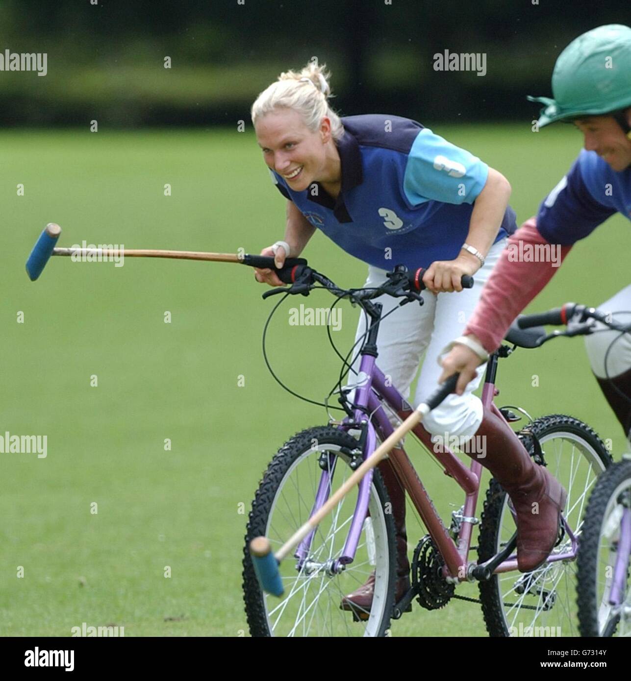 Zara Phillips dopo aver giocato per la squadra Eventers contro una squadra di jockeys che ha incluso Richard Johnson (a destra) in una partita di polo in cui hanno fatto il rode di pony e biciclette per Inspire Charity al Tidworth Polo Club. Gli Eventers hanno vinto la partita. Foto Stock