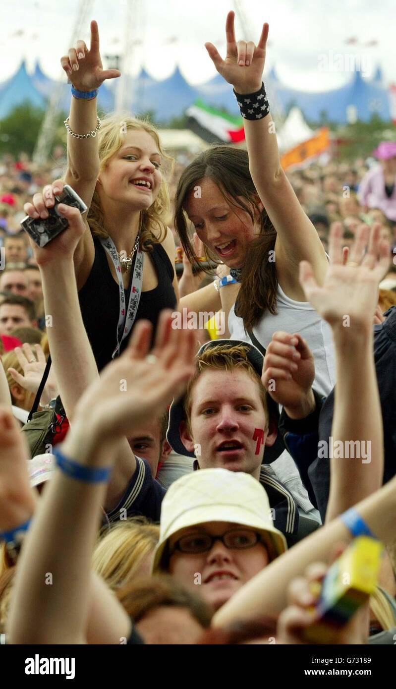 I festeggiatori della folla che guardano la scena principale durante l'evento di due giorni del festival musicale a Balado vicino Stirling. Foto Stock