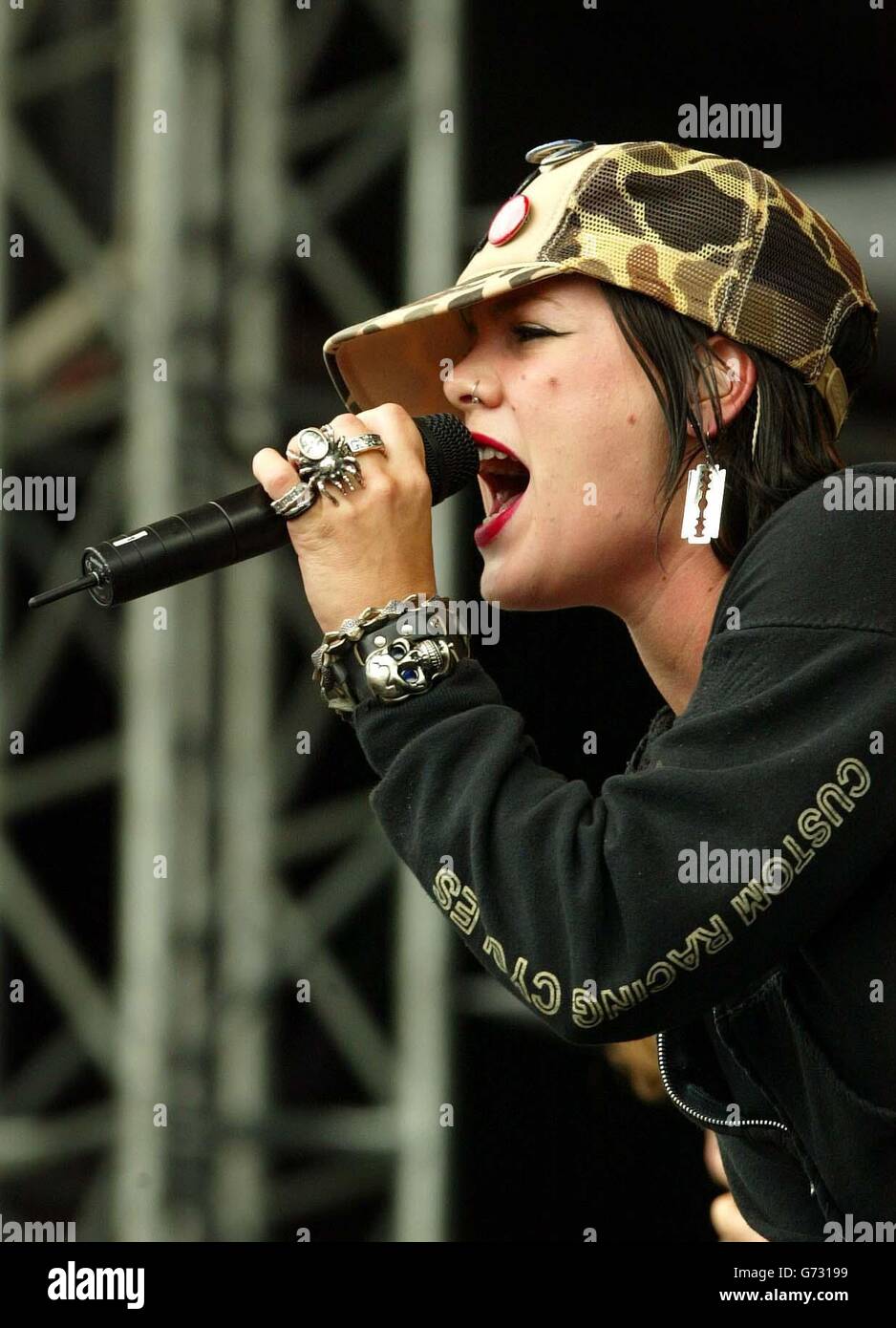 Rosa sul palco principale durante l'evento di due giorni del festival musicale a Balado, vicino a Stirling. Foto Stock