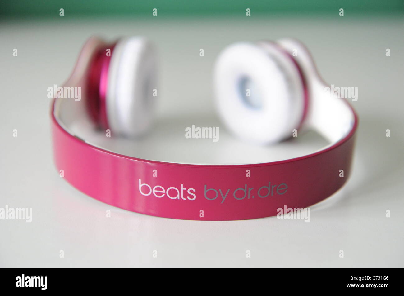 Un paio di cuffie solo HD Beats da Dr Dre, come Apple farà l'acquisizione  più costosa nella sua storia, dopo aver confermato un accordo per  acquistare Dr Dre's Beats Electronics per 3