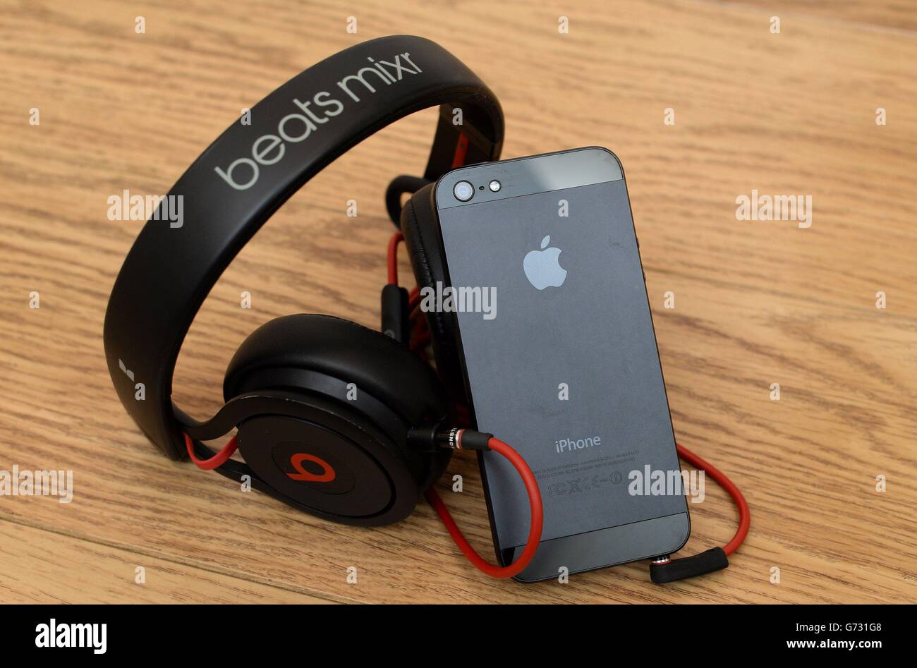 Vista generale di un paio di cuffie Beats Mixr insieme a un Apple iPhone 5,  come Apple farà l'acquisizione più costosa nella sua storia, dopo aver  confermato un accordo per acquistare Dr