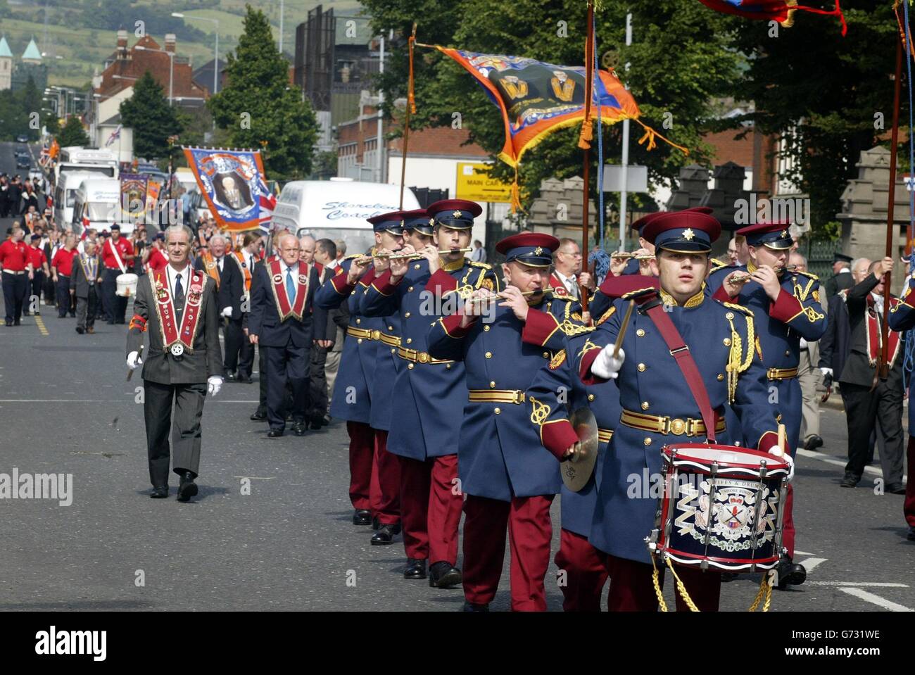 I bandsmen si dirigono dal nord di Belfast, all'inizio della sfilata principale del dodicesimo luglio di Belfast, al circo di Carlisle, Belfast.Today è il giorno più grande nel calendario arancione marcia, con decine di migliaia di sfilate in tutta la provincia, con Belfast che ospita la più grande parata, le celebrazioni sono in memoria di re Guglielmo d'Orange, che ha sconfitto il re cattolico Giacomo nella battaglia del Boyne nel 1690 Foto Stock