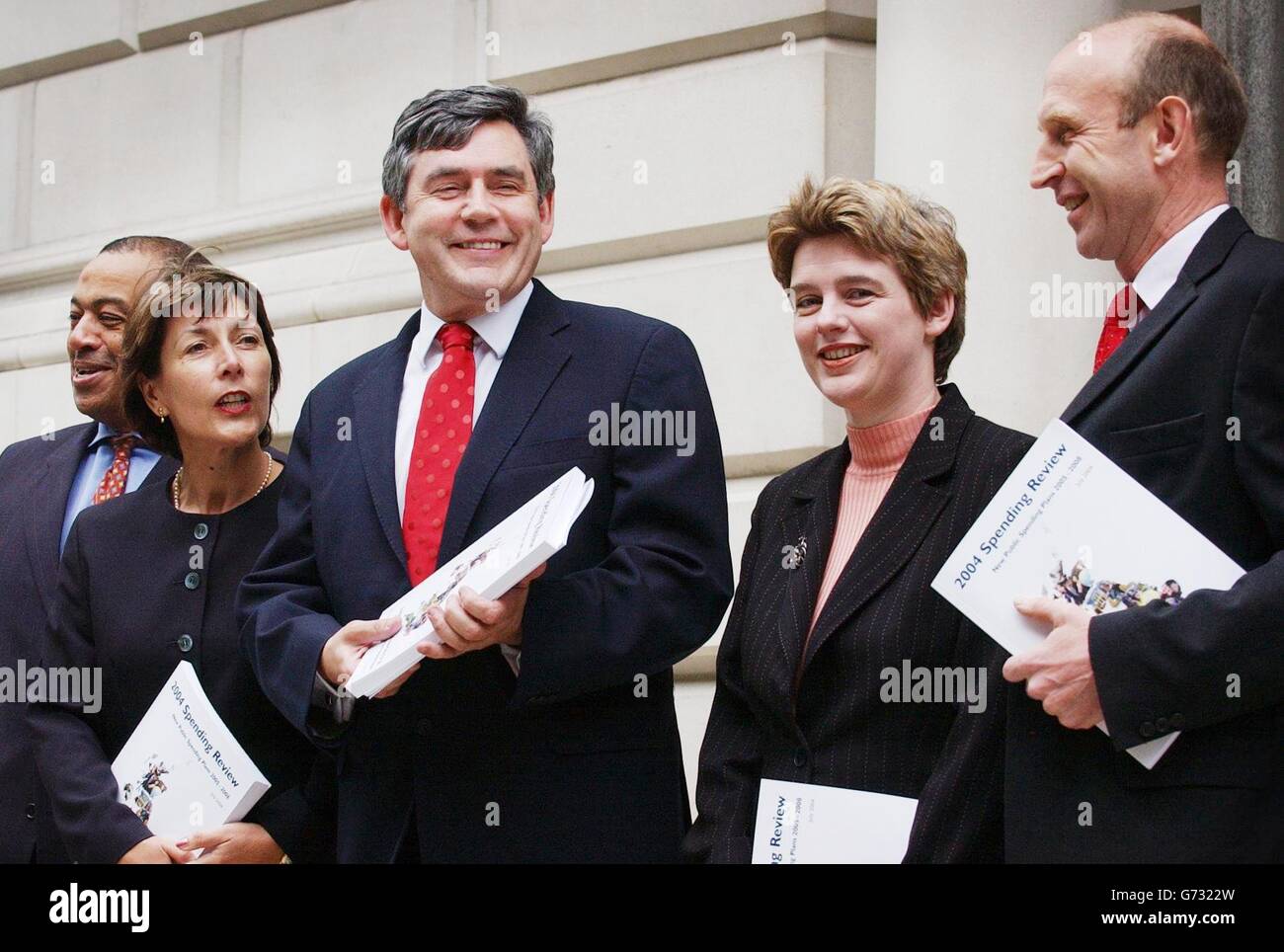 Il Cancelliere Gordon Brown (al centro) con la sua squadra di tesoreria (da sinistra) Paul Boateng, Dawn Primarollo, Ruth Kelly e John Healey mentre lasciano il Tesoro per recarsi alla Camera dei Comuni di Londra, per illustrare ai parlamentari i suoi piani di spesa triennali. 16/12/04: Ruth Kelly, che divenne uno dei più giovani segretari della storia dell'istruzione, dopo che Charles Clarke si trasferì nell'ufficio di casa dopo le dimissioni di David Blunkett. Foto Stock