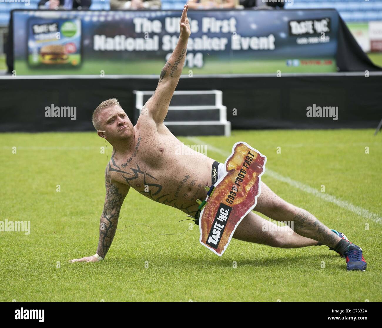 Il National Streaker Competition presso la Ricoh Arena di Coventry, sponsorizzato dal marchio premium di serpenti per microonde, Taste Inc. Nella foto è il concorrente Ian Humphreys di Telford. PA Foto di Fabio De Paola Foto Stock