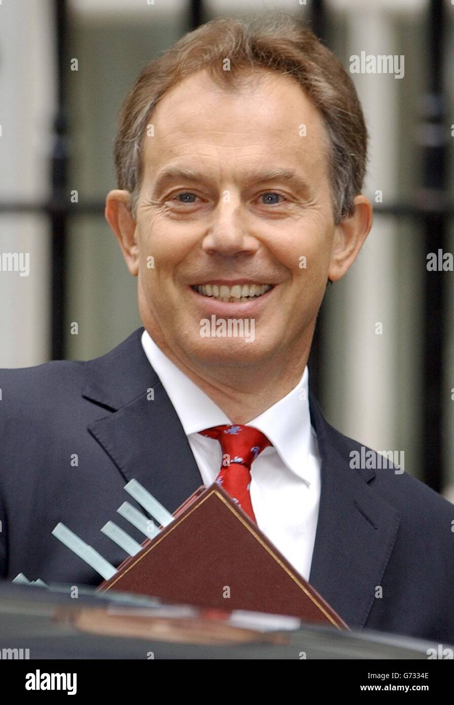 Il primo ministro Tony Blair lascia il numero 10 di Downing St per la Camera dei Comuni mercoledì per prendere parte al tempo delle interrogazioni del primo ministro e poi per rilasciare una dichiarazione sulla relazione Butler che è stata rilasciata oggi Foto Stock
