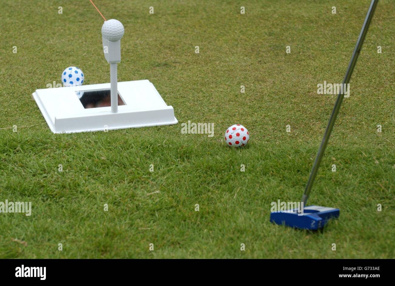 Un aiuto per la pratica di mettere in campo la zona verde per il 133° Campionato aperto al Royal Troon Golf Club, Scozia. , NESSUN UTILIZZO DEL TELEFONO CELLULARE. Foto Stock