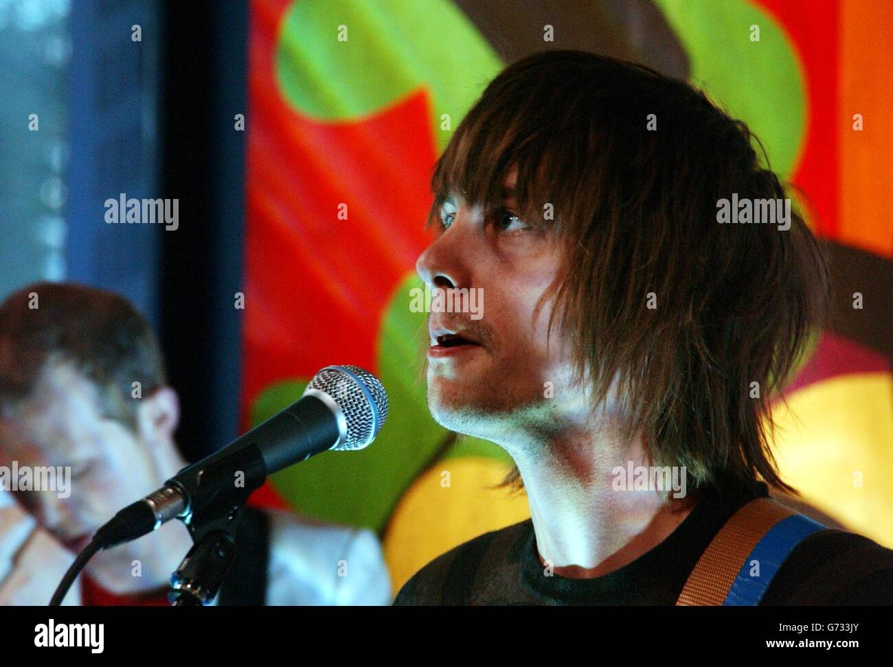 Razorlight si esibiscono dal vivo durante la loro apparizione su MTV's TRL - Total Request Live - show, presso i loro nuovi studi a Leicester Square, nel centro di Londra. La band sta promuovendo il loro nuovo singolo 'Vice'. Foto Stock