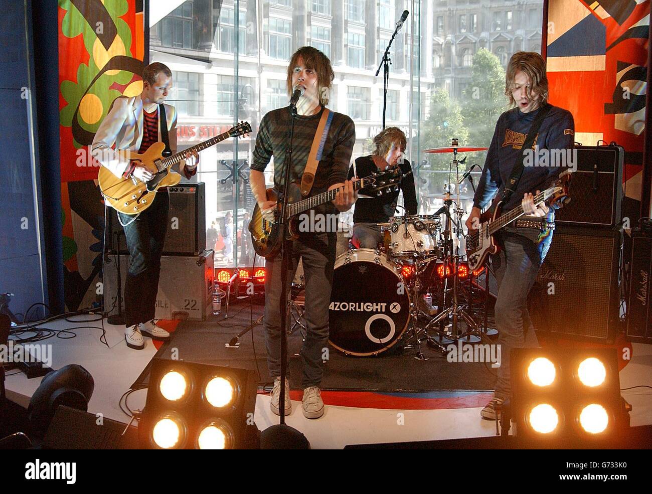 Razorlight si esibiscono dal vivo durante la loro apparizione su MTV's TRL - Total Request Live - show, presso i loro nuovi studi a Leicester Square, nel centro di Londra. La band sta promuovendo il loro nuovo singolo 'Vice'. Foto Stock