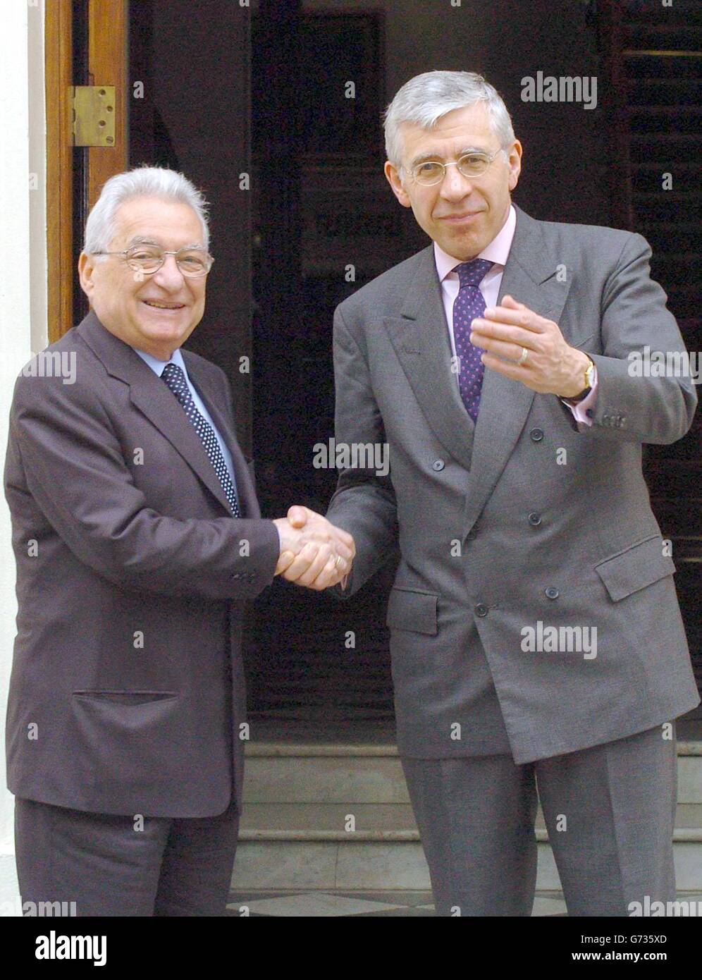 Il Ministro degli Esteri britannico Jack Straw (a destra) saluta il suo omologo greco Petros Molyviatis nella sua residenza ufficiale di Londra, 1 Carlton Gardens a Londra. Foto Stock
