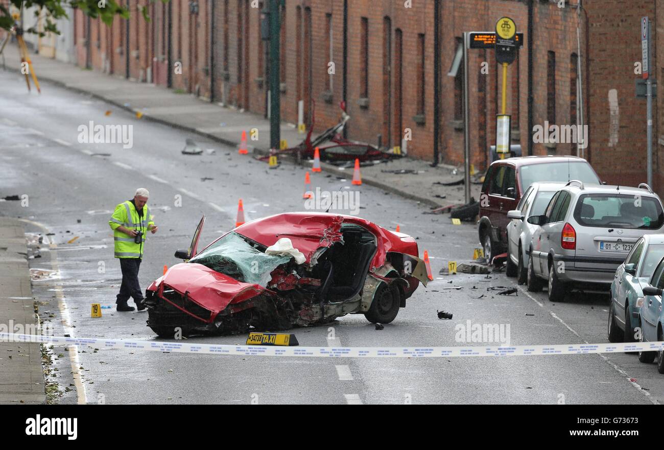 La scena nella zona di James's Street di Dublino dopo che un uomo che viaggiava in un taxi rubato morì quando colpì un palo. Foto Stock