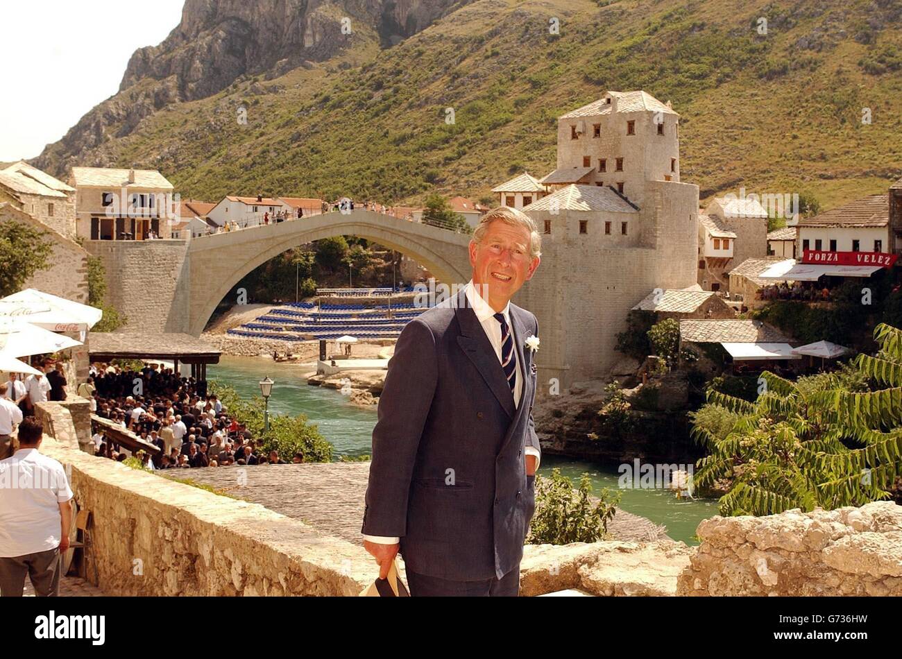 Il Principe del Galles si trova in un punto di osservazione vicino al Ponte Vecchio ricostruito a Mostar, in Bosnia. Ora ricostruito dopo essere stato sbriciolato nel fiume Neretva nel novembre 1993, il nuovo Stari Most ha dato qualche speranza di minacciare le divisioni che ancora esistono 11 anni dopo. Foto Stock