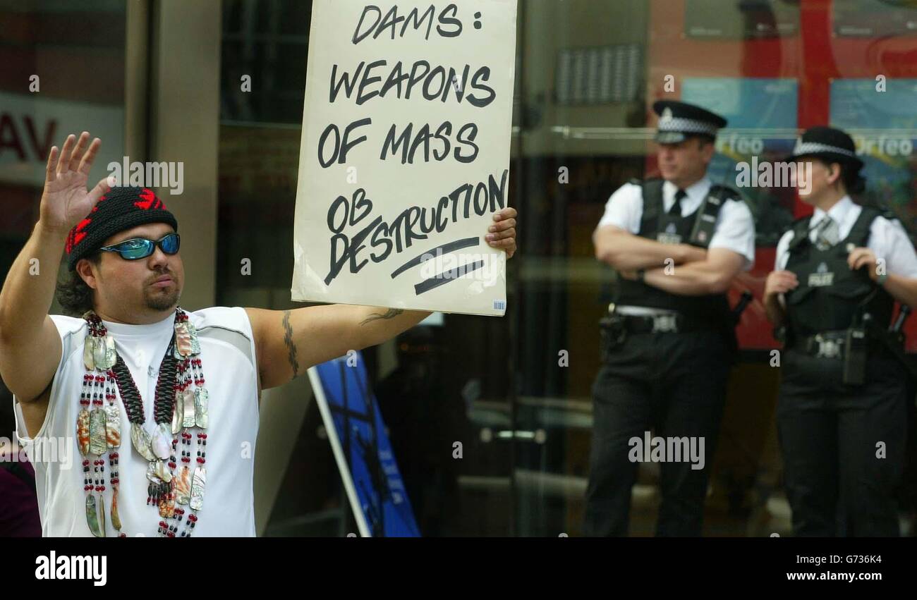 Un membro della tribù Yurok - che sono nativi Indiani del Nord America - protesta al di fuori dell'incontro generale annuale di ScottishPower al Festival Theatre di Edimburgo. La controllata di ScottishPower negli Stati Uniti possiede e gestisce un complesso di dighe sul fiume Klamath, che secondo gli indiani americani ha degradato la qualità dell'acqua sul fiume e ha contribuito a un grande calo del numero di salmoni in quello che un tempo era il terzo più grande fiume di salmoni d'America. Foto Stock