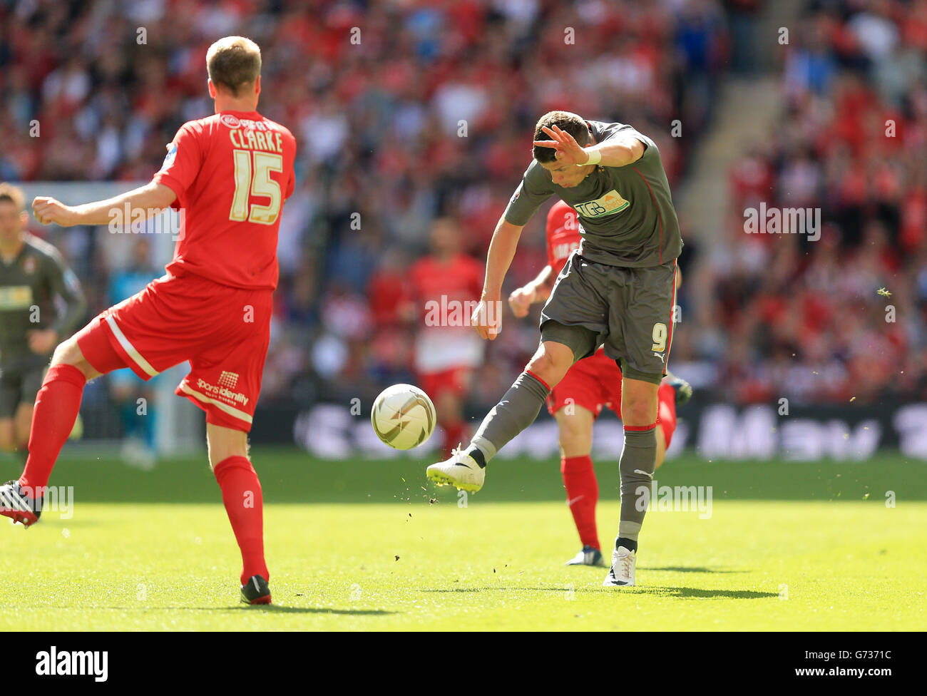 Calcio - Sky Bet League 1 - Gioca fuori - finale - Leyton Orient v Rotherham United - Stadio di Wembley. Alex Revell di Rotherham United segna il secondo gol del suo lato Foto Stock