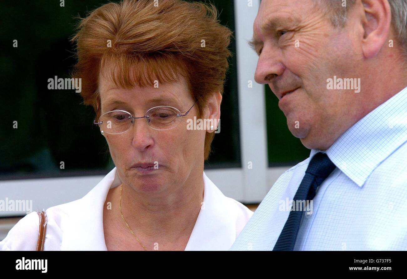 Una società di lavanderia è stata multata oggi 325,000 per aver violato le norme sulla salute e la sicurezza dopo che un lavoratore è rimasto intrappolato all'interno di una lavatrice e morto per ipotermia. David e sue Clegg, genitori di Paul Clegg che sono morti intrappolati all'interno di una lavatrice raffigurata fuori Bournemouth Crown Court. Foto Stock