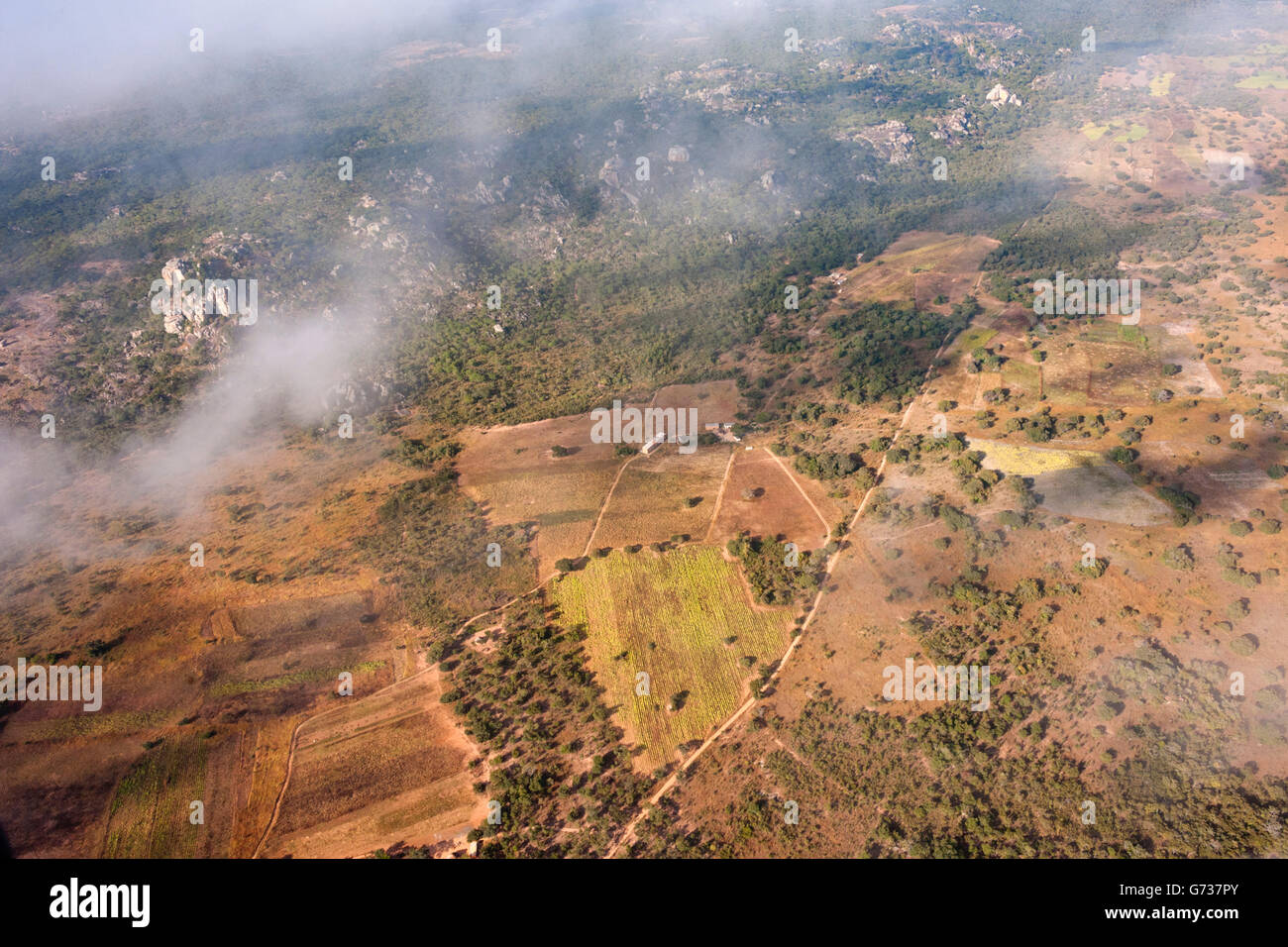 Una veduta aerea dell'agricoltura su piccola scala negli altopiani orientali dello Zimbabwe. Foto Stock