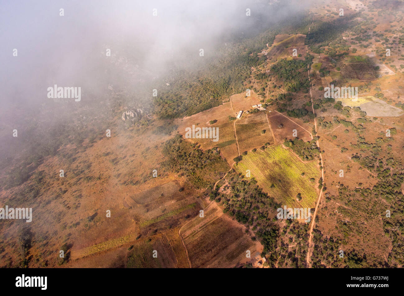 Una veduta aerea dell'agricoltura su piccola scala negli altopiani orientali dello Zimbabwe. Foto Stock