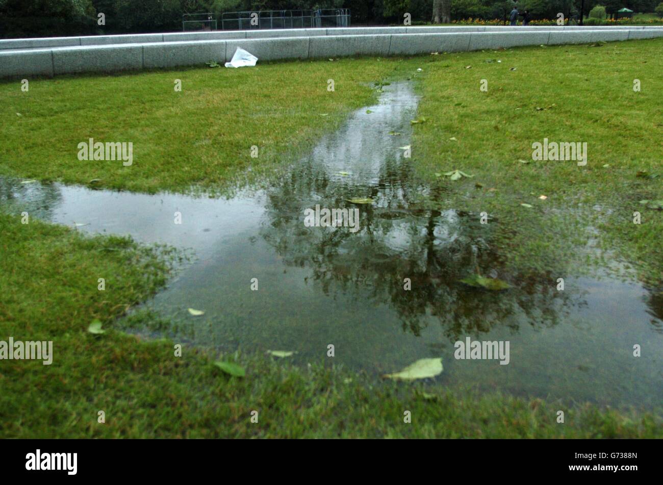 La Fontana della Principessa Diana Memorial, dopo che fu inondata il giorno dopo che fu ufficialmente aperta dalla Regina. Foto Stock