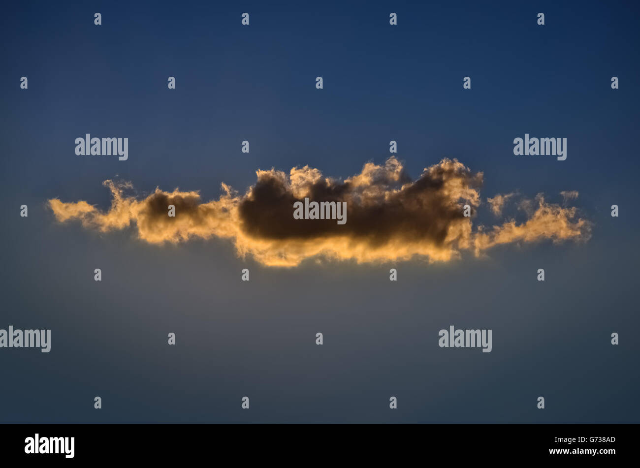 Una nube luminosa del cielo durante il tramonto Foto Stock