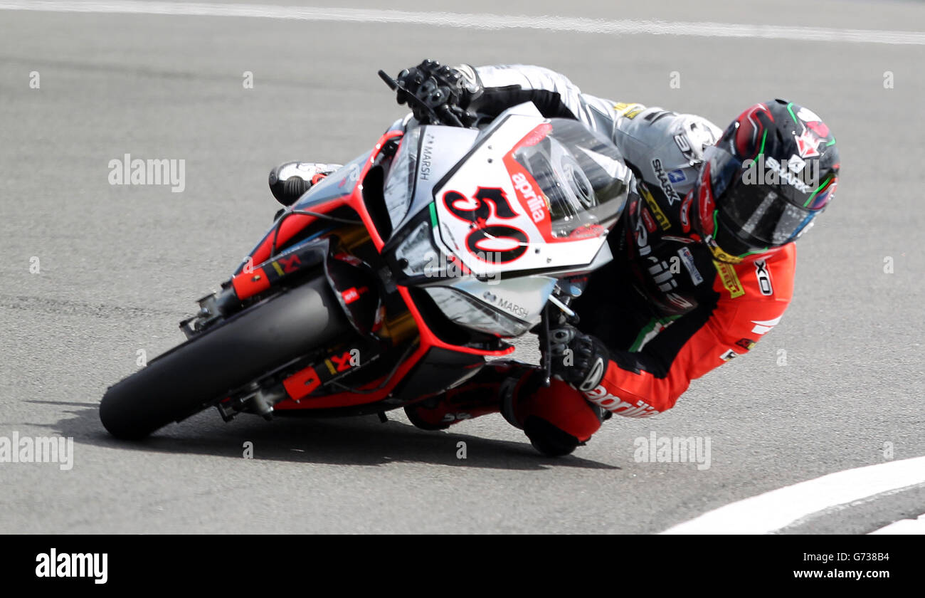 Motor Racing - Superbike FIM World Championship - Round Five - Race Day - Donington Park. Sylvain Guintoli della fabbrica Aprilia RSV4 durante la gara due del round 5 del Campionato Mondiale Superbike FIM a Donington Park, Donington. Foto Stock