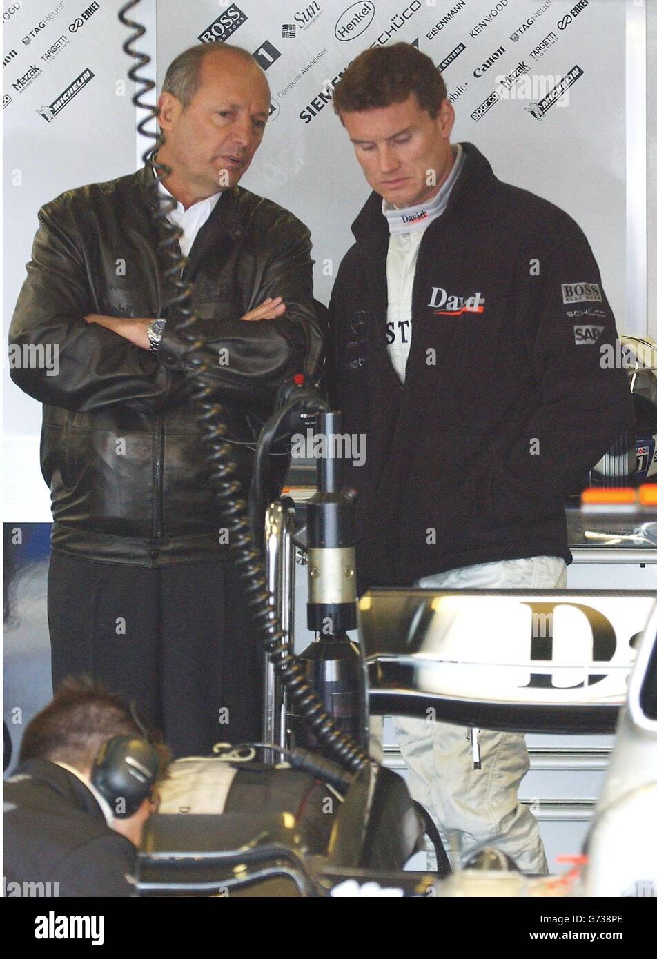 Il pilota britannico e McLaren David Coulthard con il proprietario della McLaren Ron Dennis (a sinistra) durante la prima sessione di prove libere di Formula uno a Silverstone, Northamptonshire, in preparazione del Gran Premio di domenica. Foto Stock