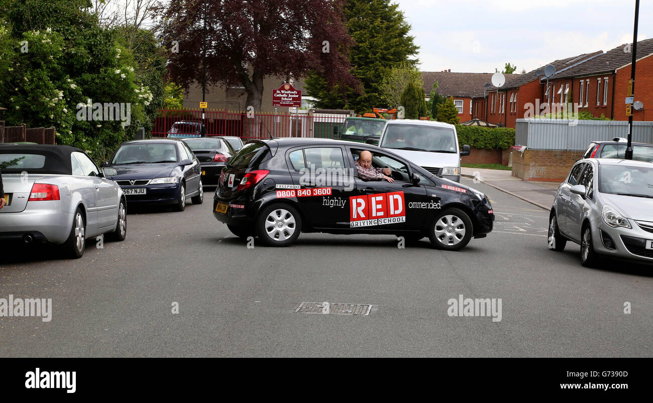 Sondaggio sui test di guida. Keith, 61 anni, di West Wickham a Kent, che ha superato il suo test di guida nel 1971, partecipa a un test di guida fittizio a Lee, nel sud-est di Londra, come parte di un nuovo studio della Direct Line Car Insurance. Foto Stock