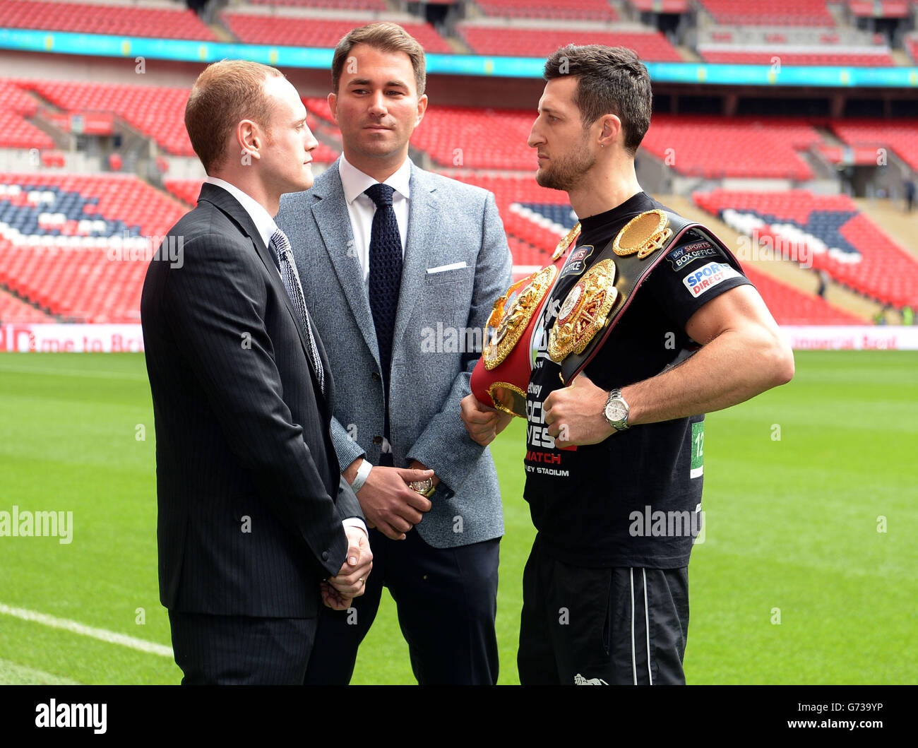 Carl Froch (a destra) e George Grove (a sinistra) vanno testa a testa con Boxing Promotor Eddie Hearn durante una conferenza stampa al Wembley Stadium di Londra. Foto Stock